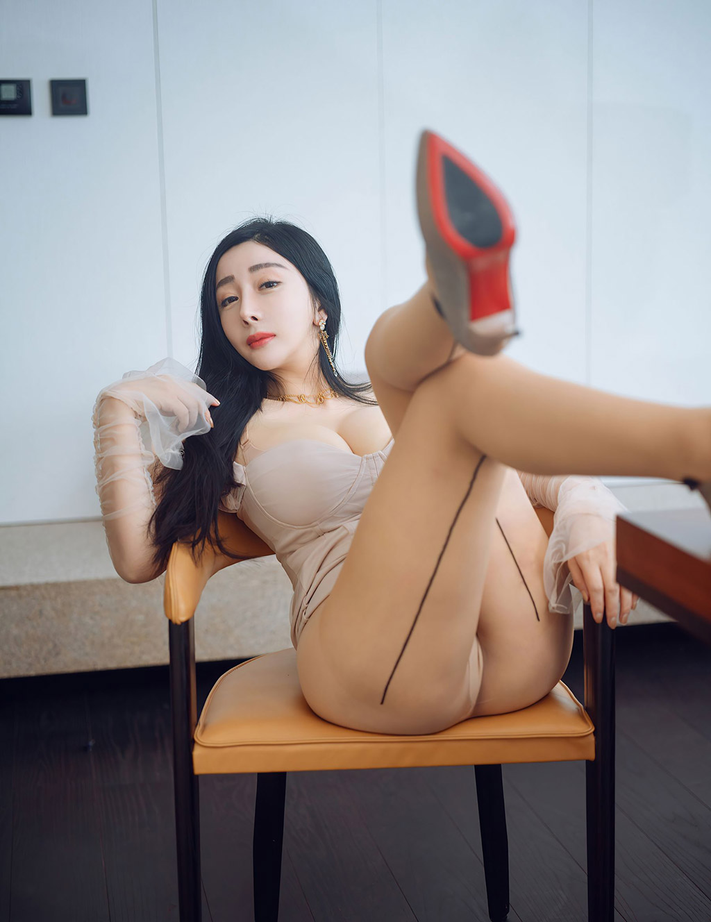 允尔肉丝的内衣与丝袜更衬出皮肤白皙细腻
