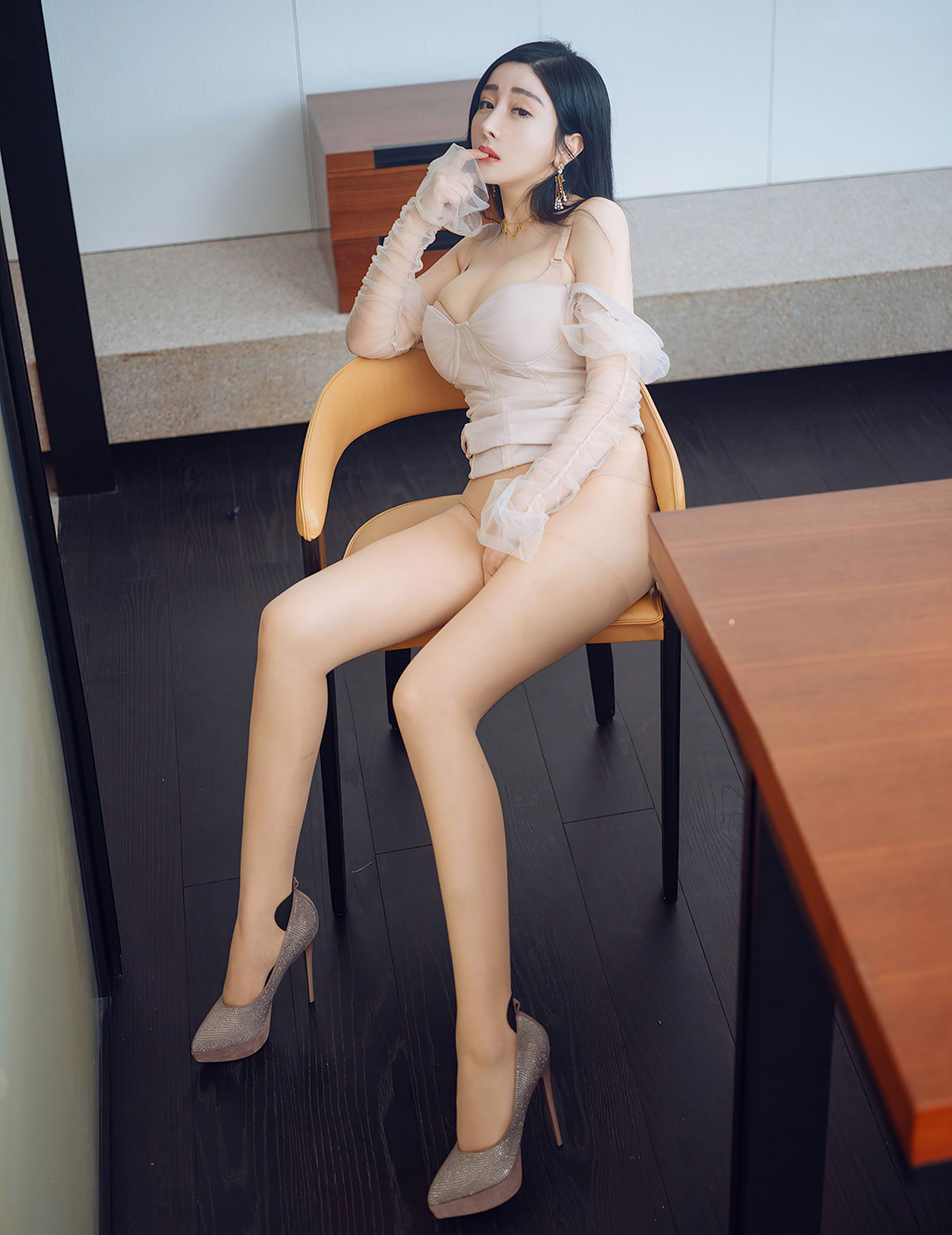 允尔肉丝的内衣与丝袜更衬出皮肤白皙细腻