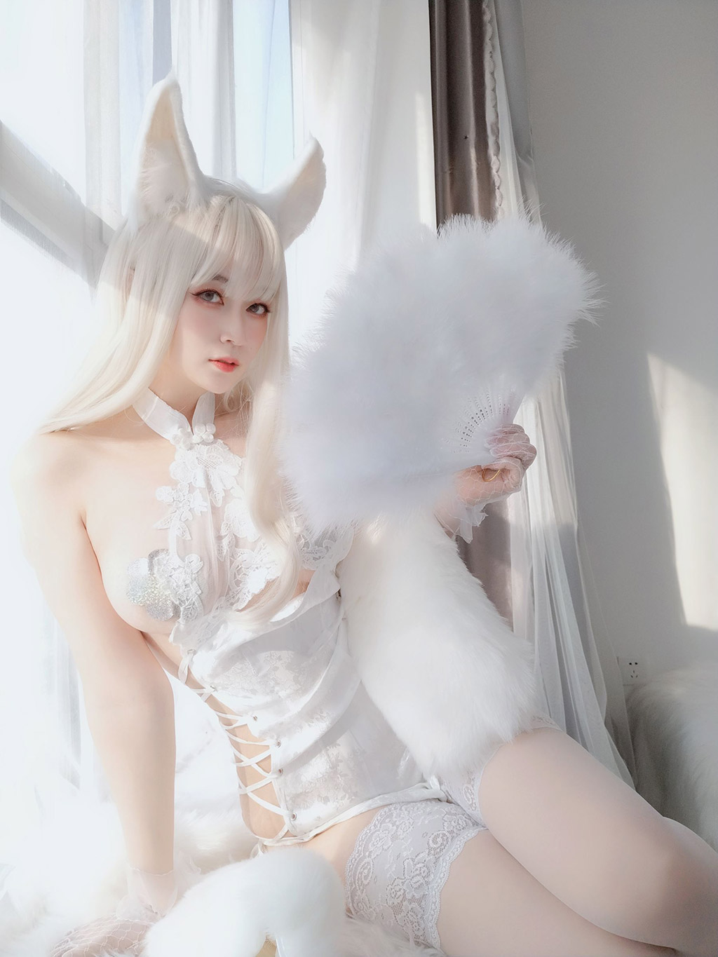 白银小姐姐Coser白兔白腿白胸白美人