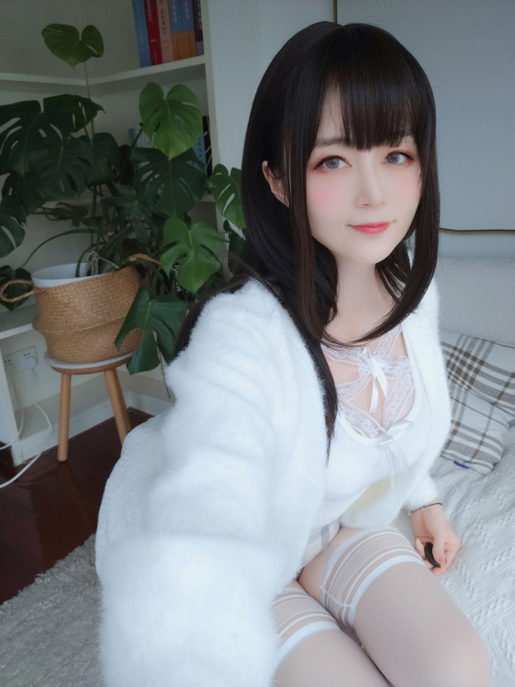 Coser小姐姐白银白蕾丝 写真套图