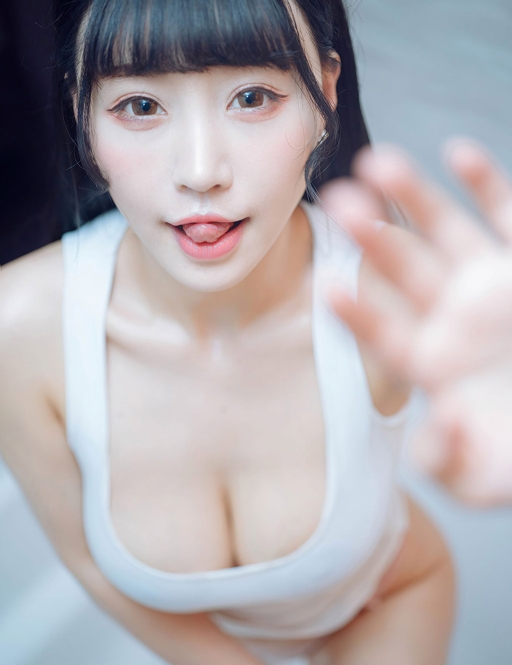 朱可儿Flower白色与粉色内衣的双重视觉魅惑