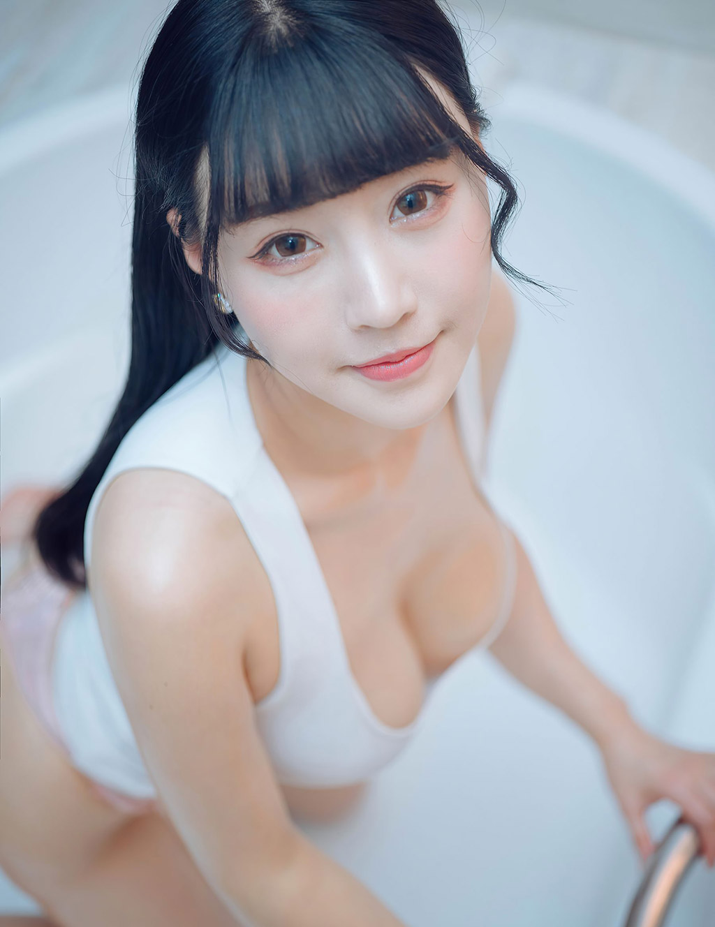 朱可儿Flower白色与粉色内衣的双重视觉魅惑