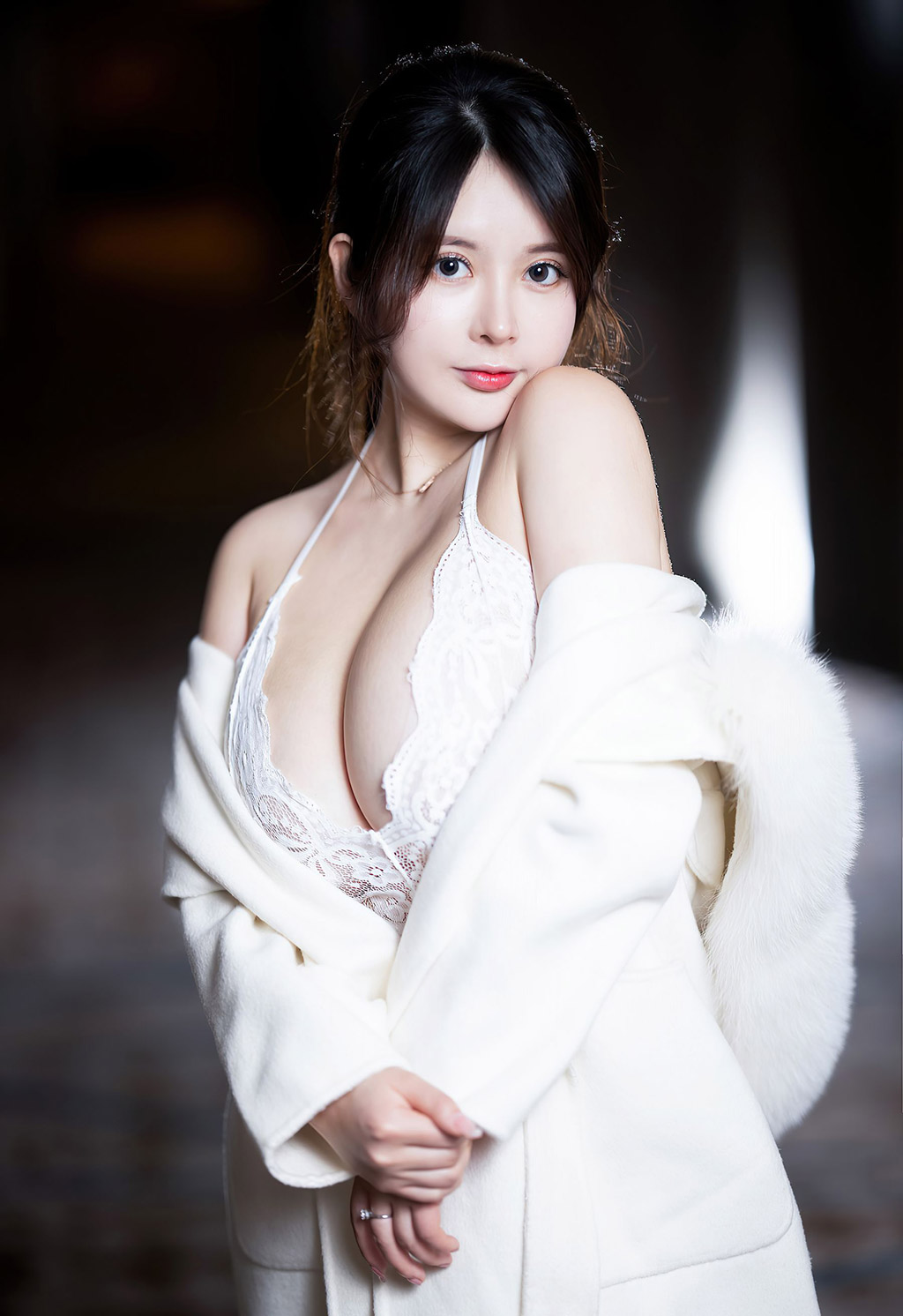 奶油妹妹白色镂空内衣与蕾丝袜