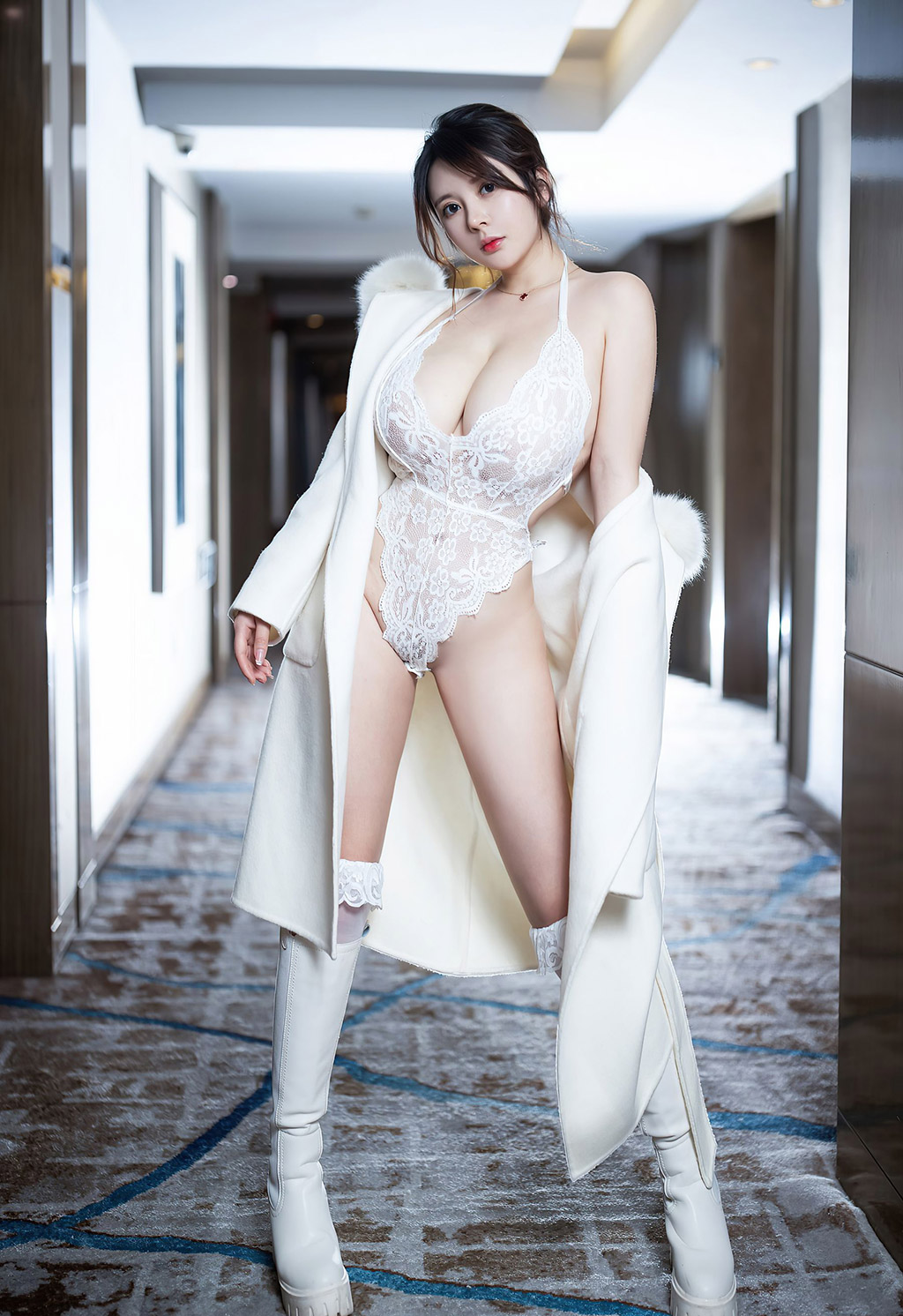 奶油妹妹白色镂空内衣与蕾丝袜