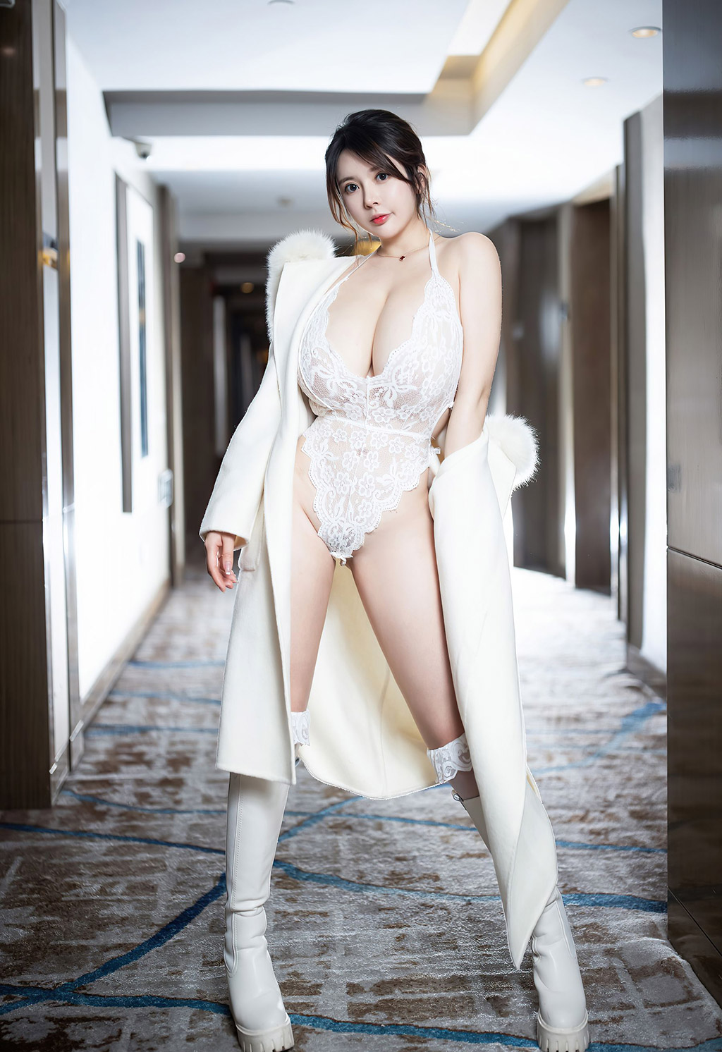 奶油妹妹白色镂空内衣与蕾丝袜