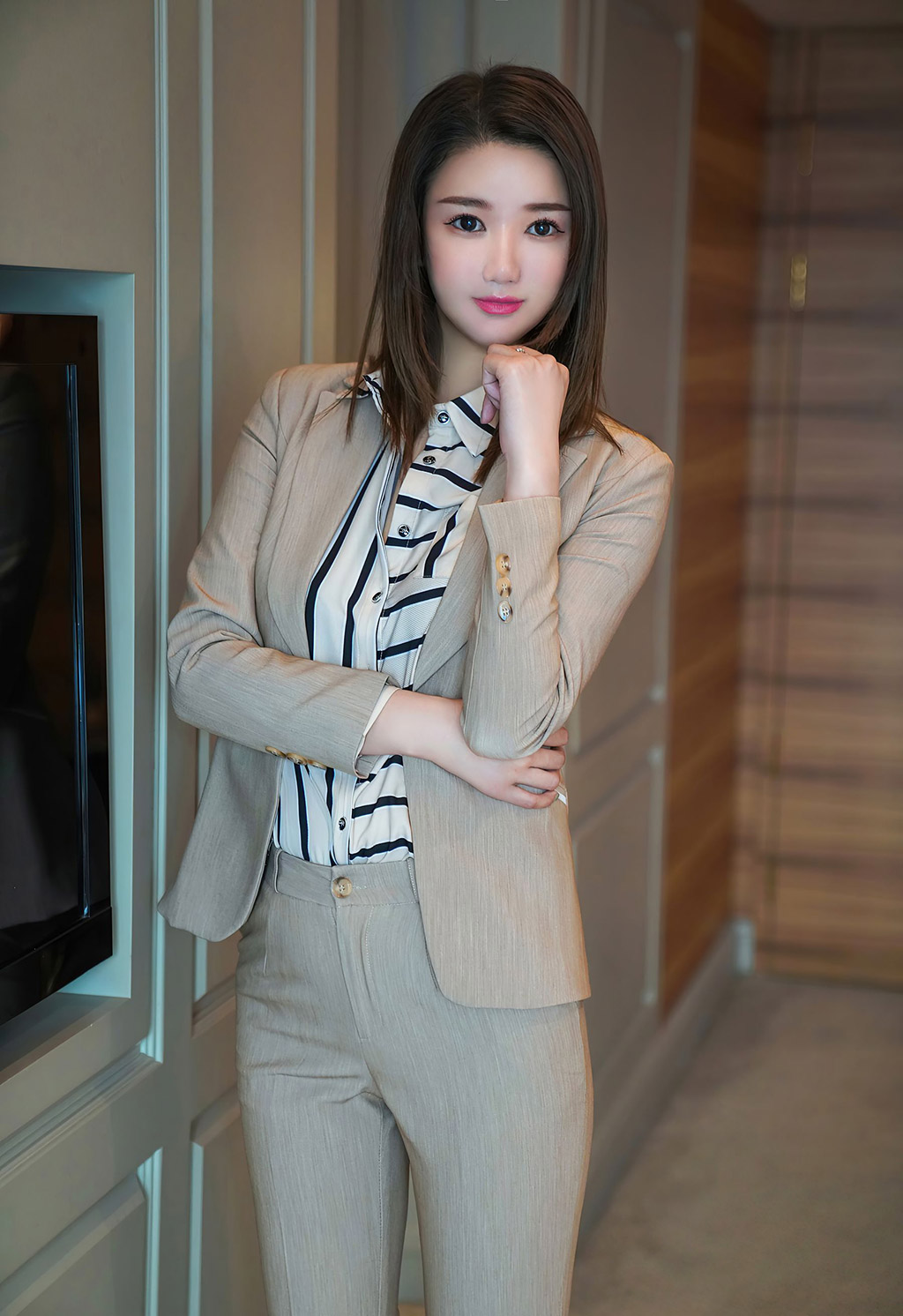 文芮jeninfer飒爽典雅多姿的职场OL