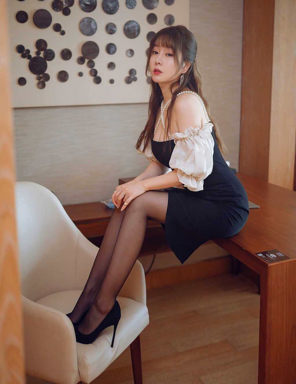 王雨纯性感的服饰勾勒的娇柔婀娜身姿