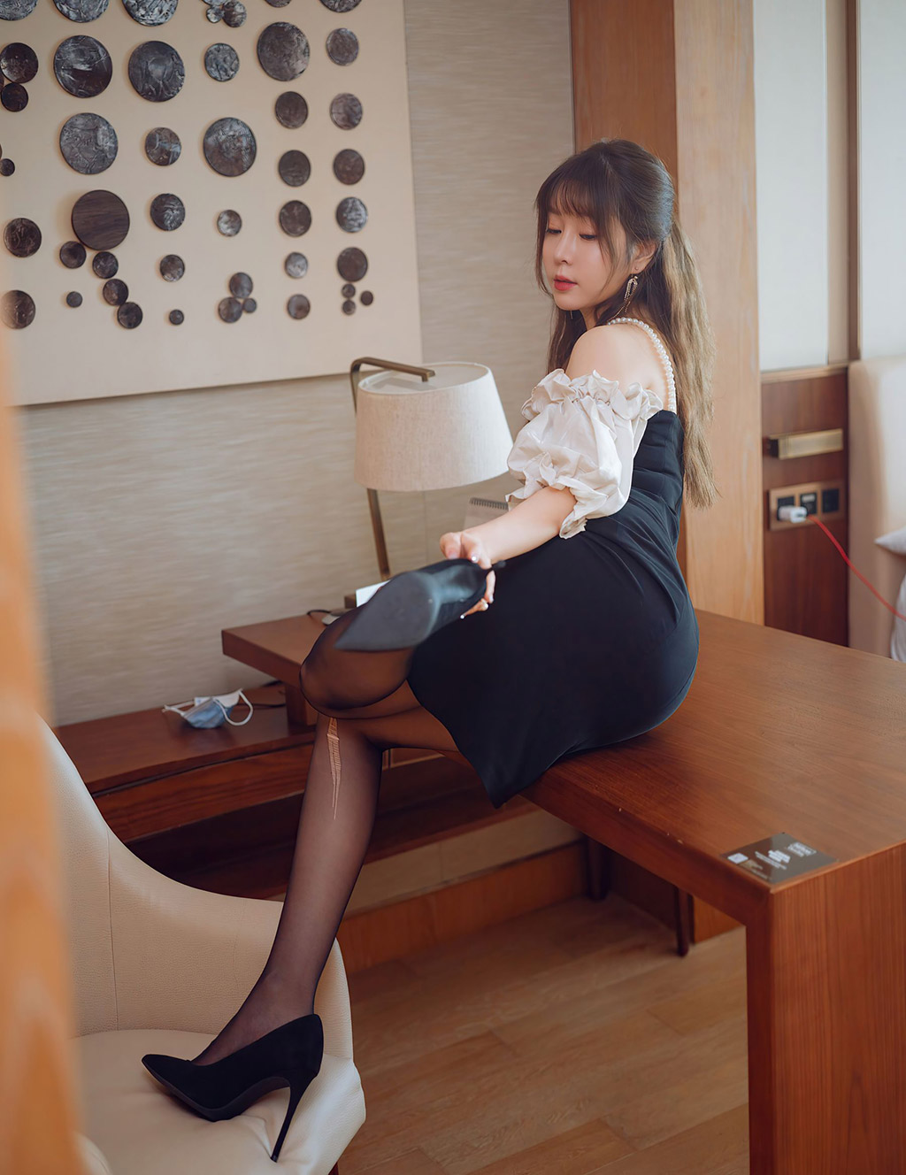 王雨纯性感的服饰勾勒的娇柔婀娜身姿