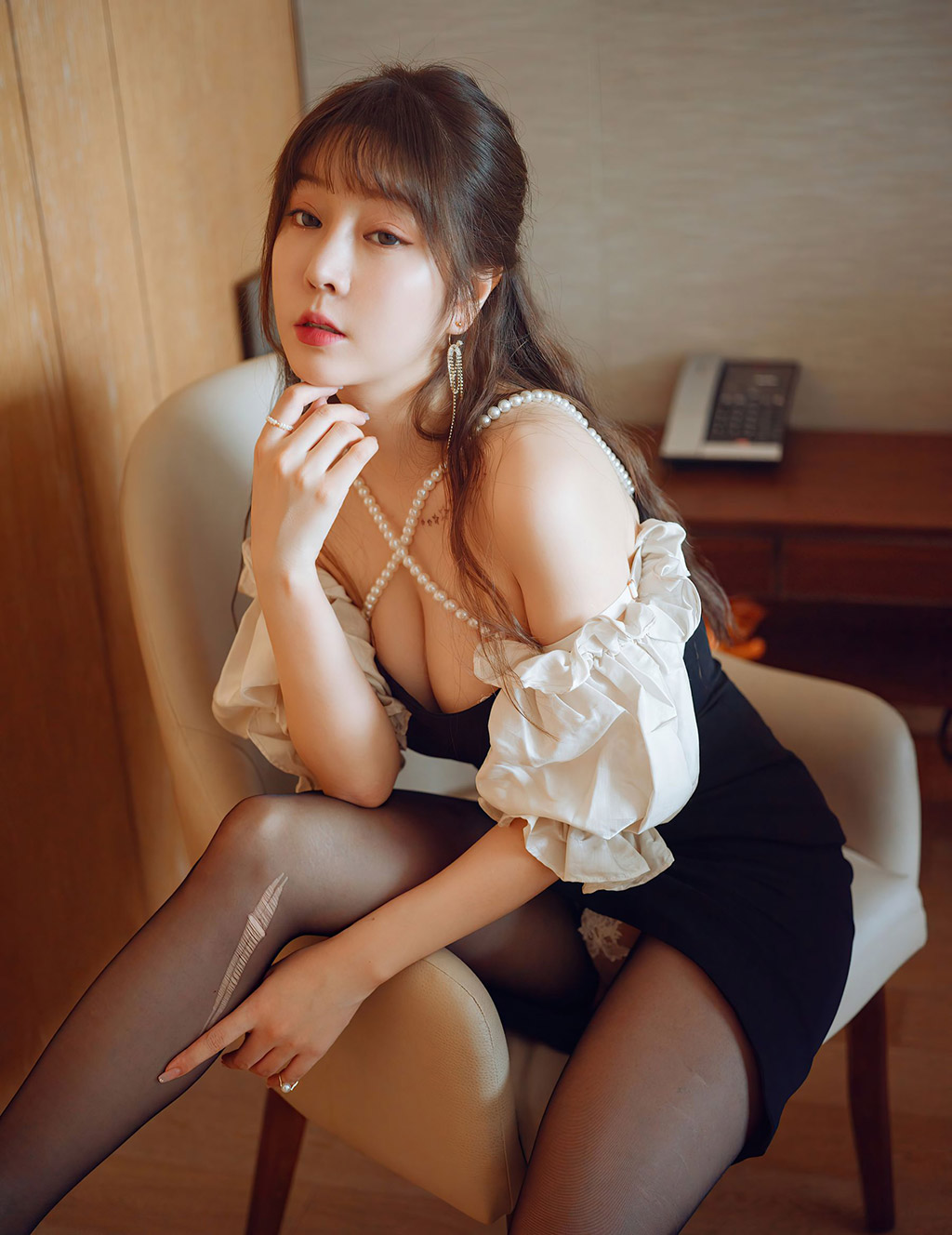 王雨纯性感的服饰勾勒的娇柔婀娜身姿