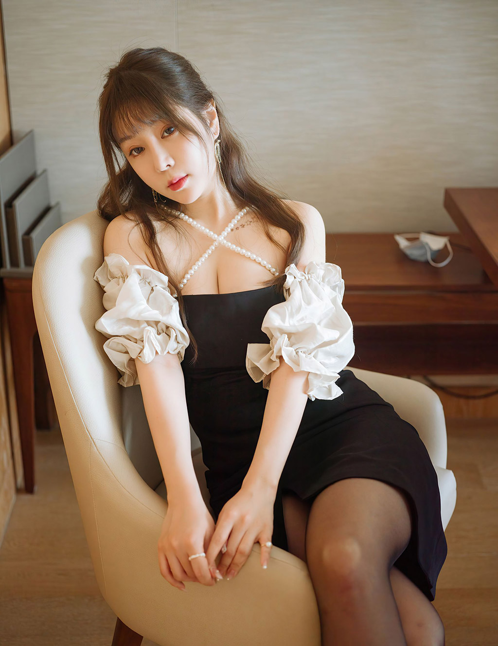 王雨纯性感的服饰勾勒的娇柔婀娜身姿