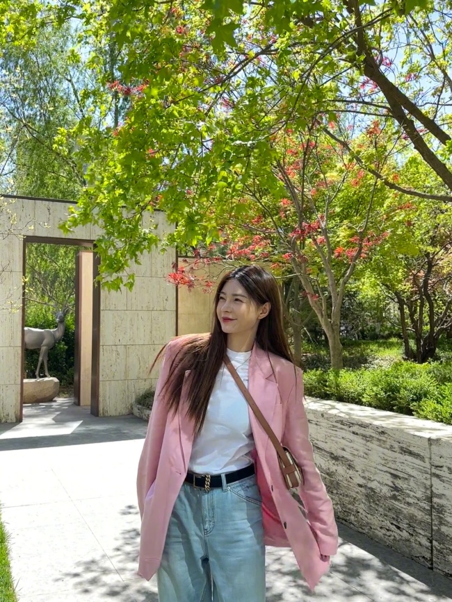 沈梦辰穿粉西装出街 仰天灿笑又甜又酷