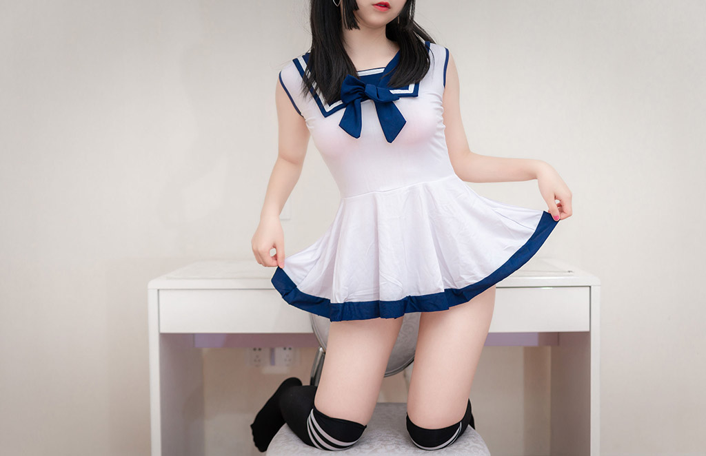 居家水手裙少女清纯白嫩诱人