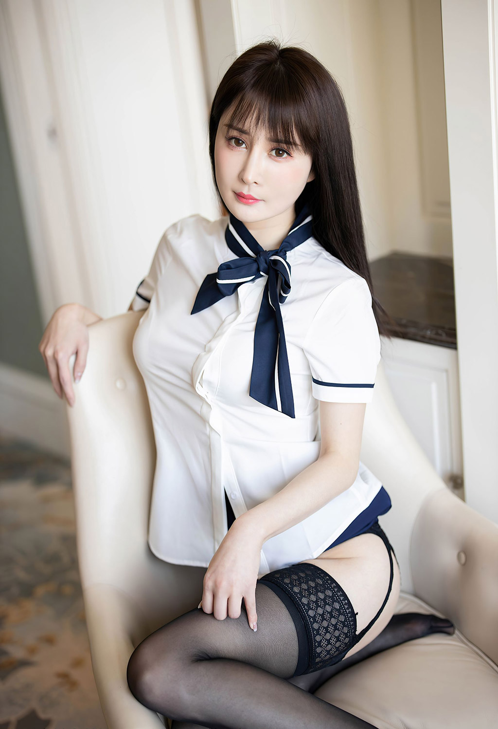 蔡文钰Abby黑短裙白衬衫与黑丝吊袜