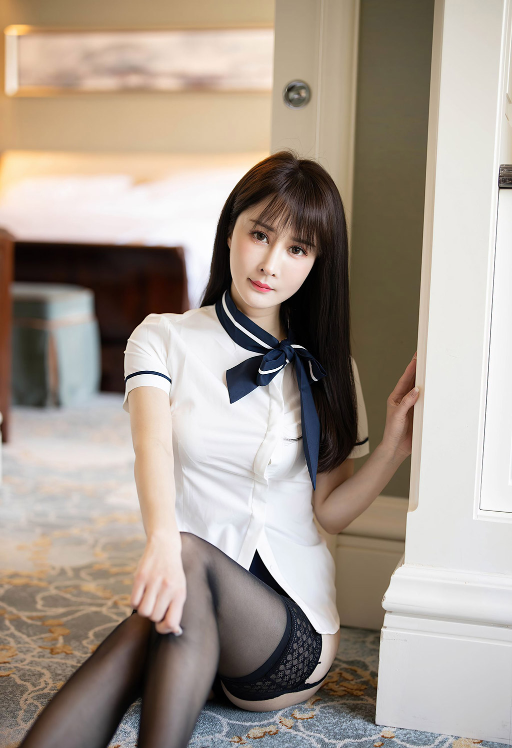蔡文钰Abby黑短裙白衬衫与黑丝吊袜