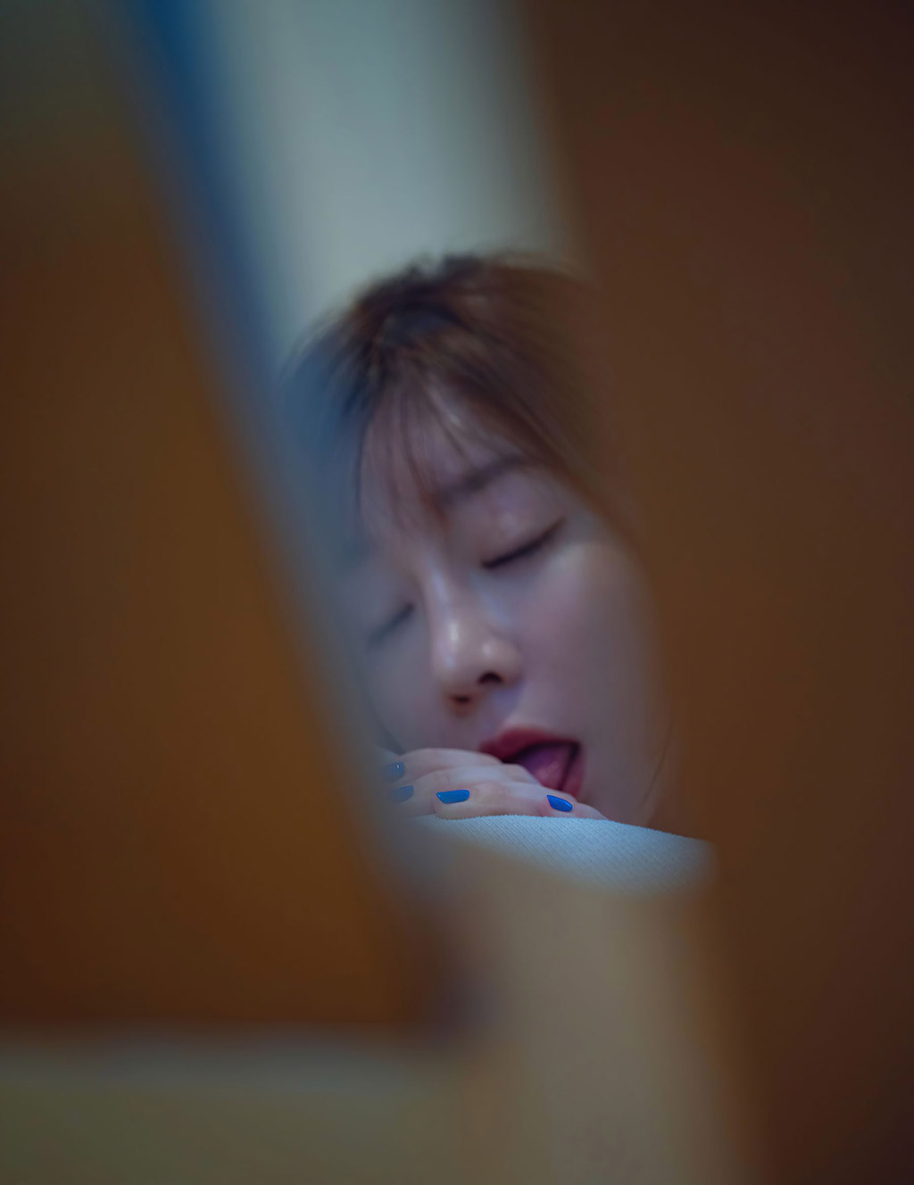 王雨纯黑色镂空服饰的极致魅惑