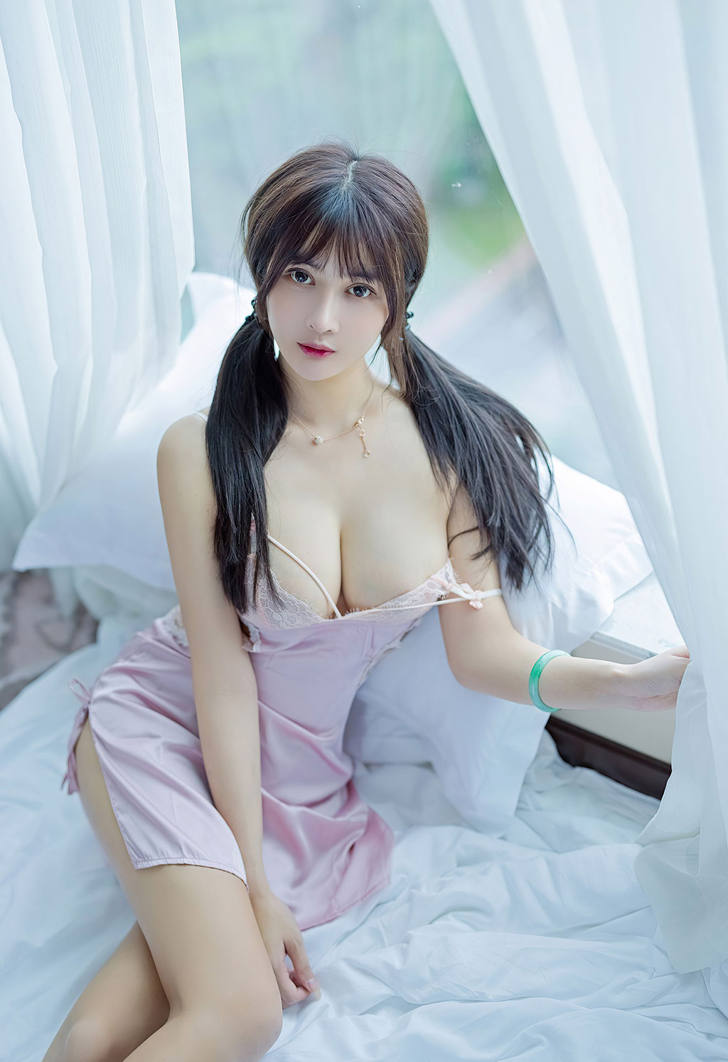 萌奈子粉色的深V雷丝睡衣