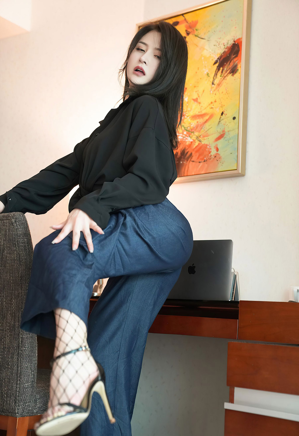 璀灿束腰服饰与魅惑网袜