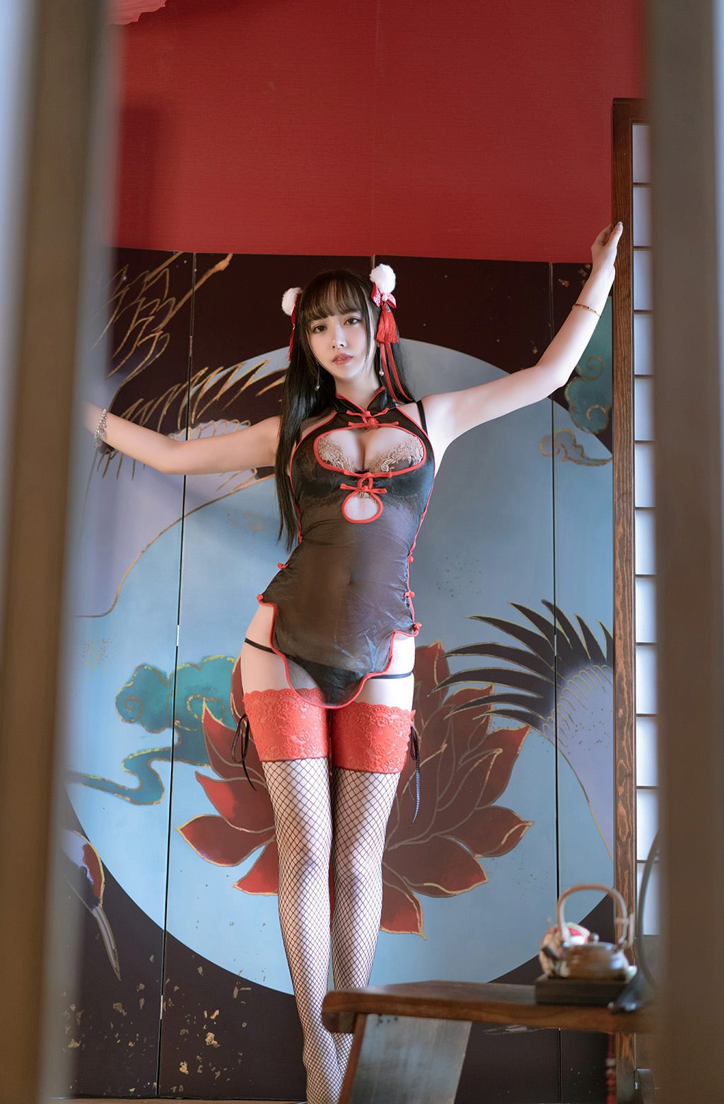 网红性感少女过期米线线喵黑色透视情趣旗袍与粉色内衣加黑丝美腿私房写真集