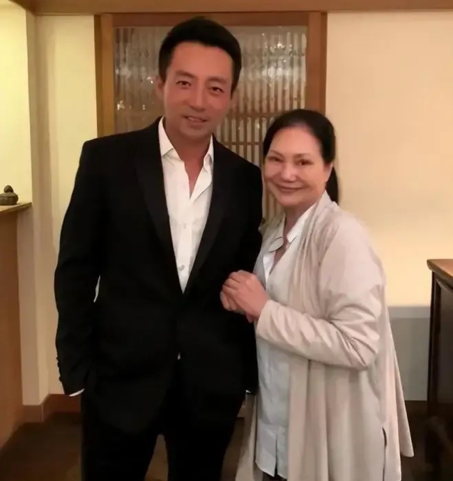 被网友吐槽“离谱”！汪小菲同S妈一起为女儿庆生