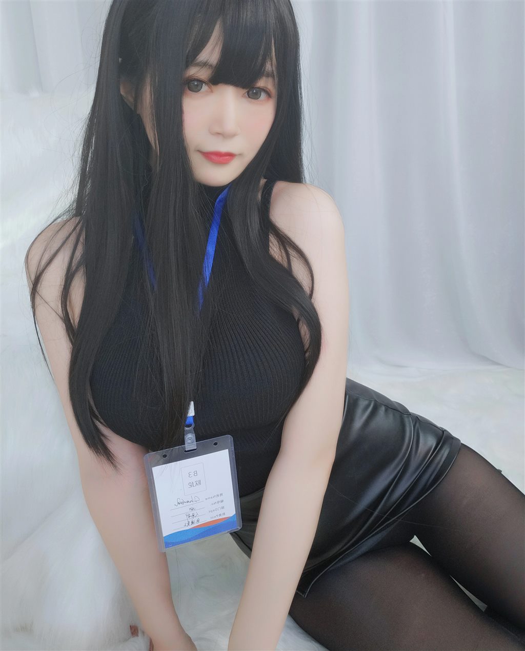 职场新人白银81黑色短裙与内衣加黑丝美腿性感私房写真集