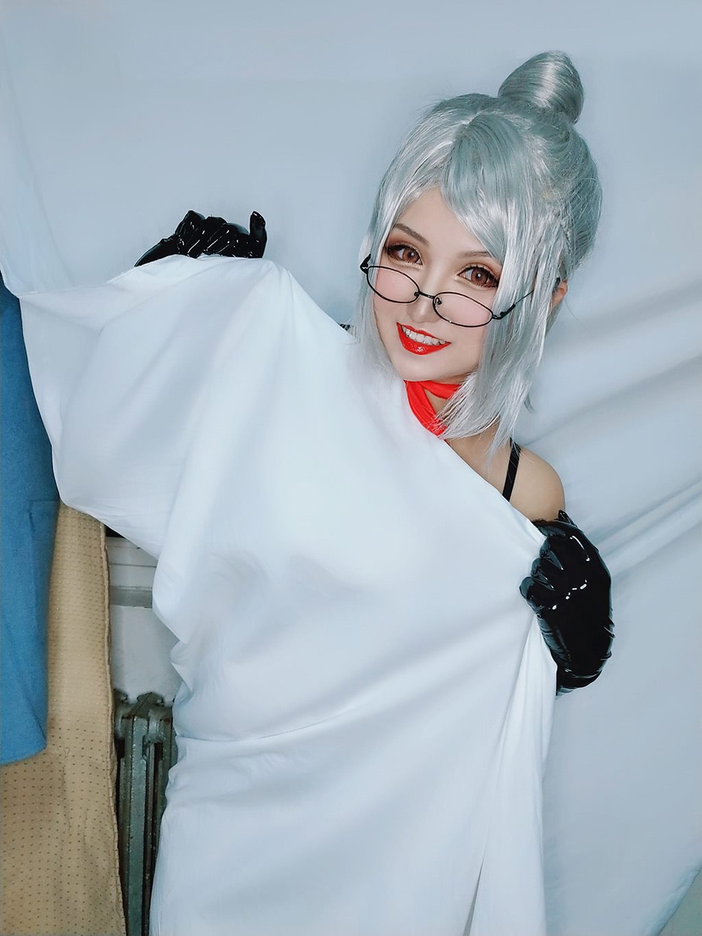 网络性感少女夏鸽鸽不想起床白木芽衣子黄色短裙与黑色蕾丝内衣加黑丝美腿私房写真