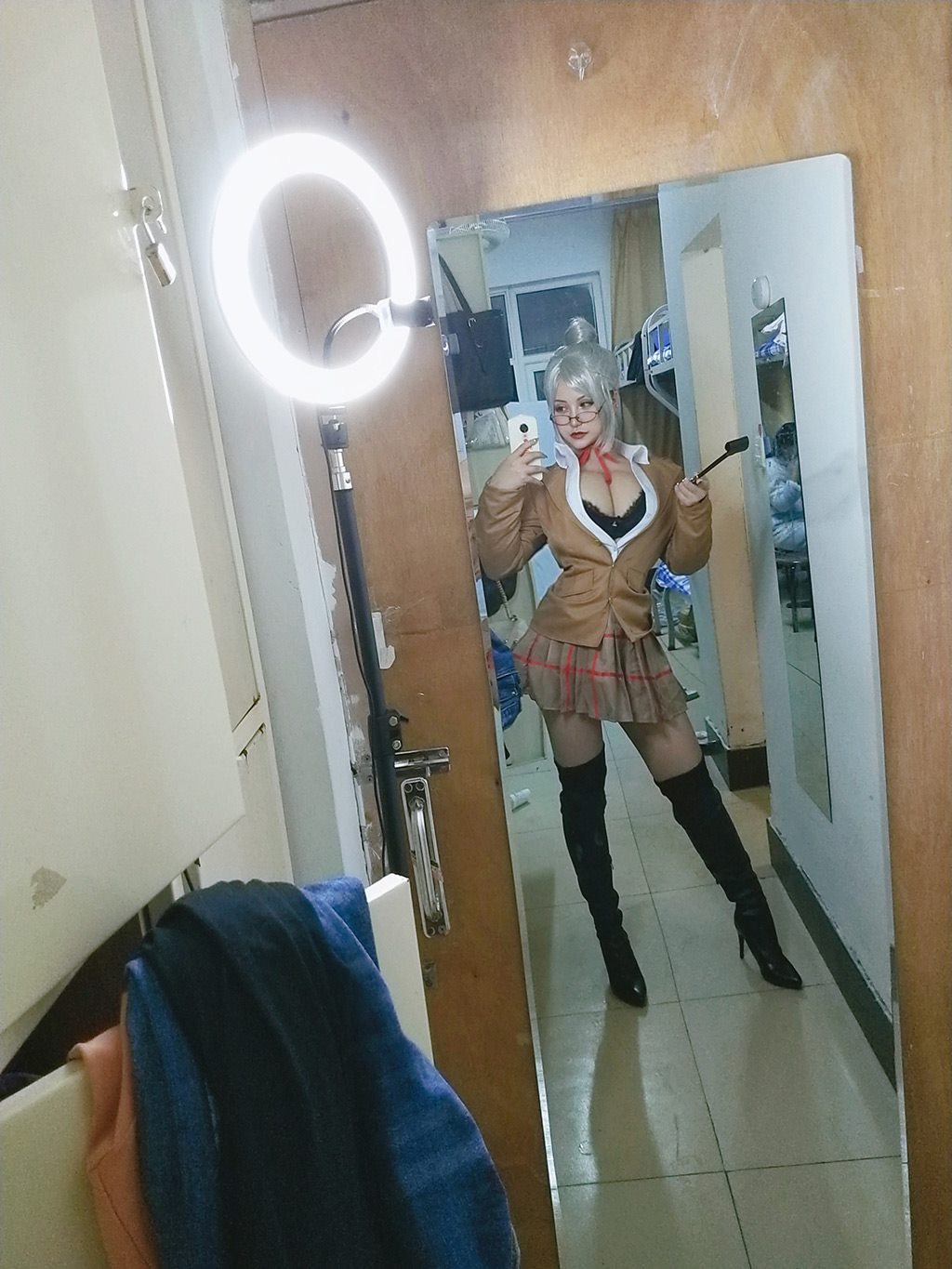 网络性感少女夏鸽鸽不想起床白木芽衣子黄色短裙与黑色蕾丝内衣加黑丝美腿私房写真