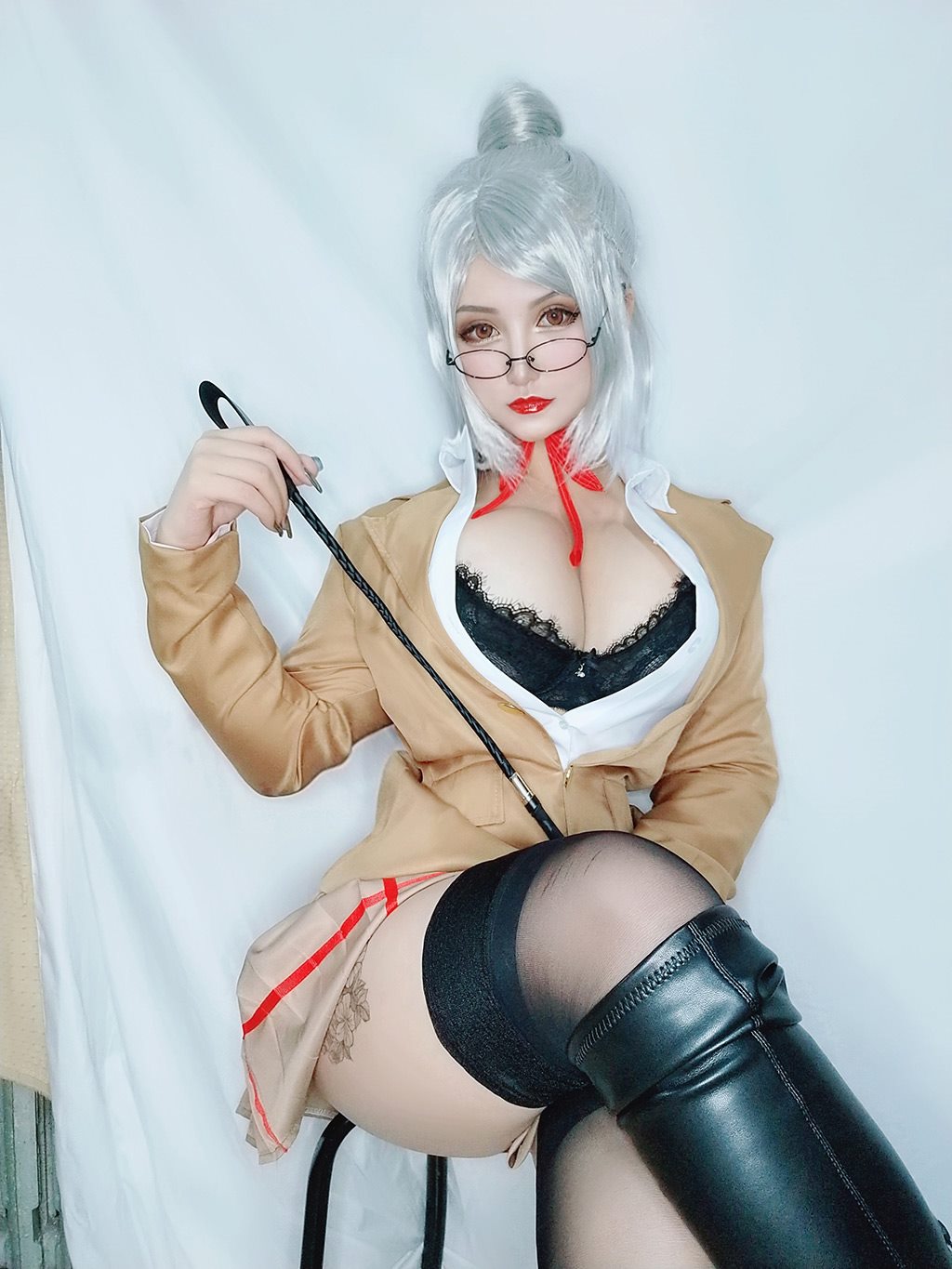 网络性感少女夏鸽鸽不想起床白木芽衣子黄色短裙与黑色蕾丝内衣加黑丝美腿私房写真