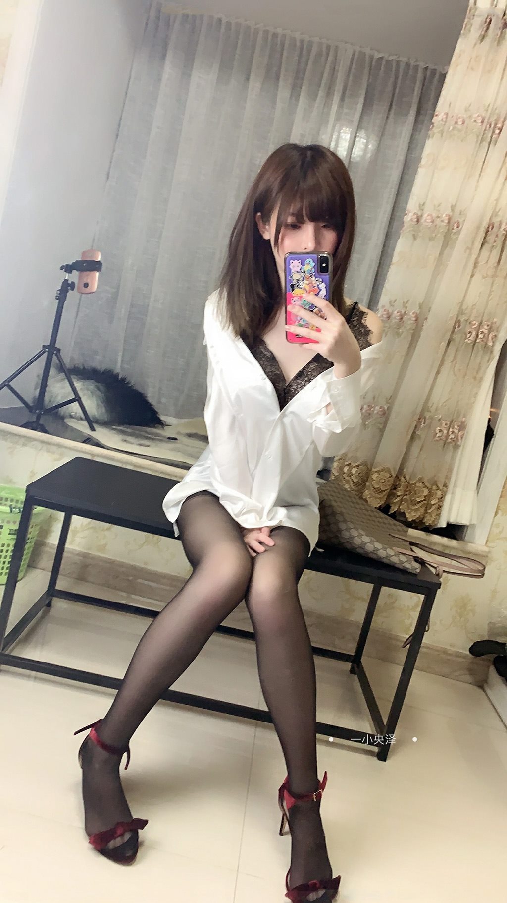 约会网红女友一小央泽黑色蕾丝内衣加黑丝美腿性感私房写真集