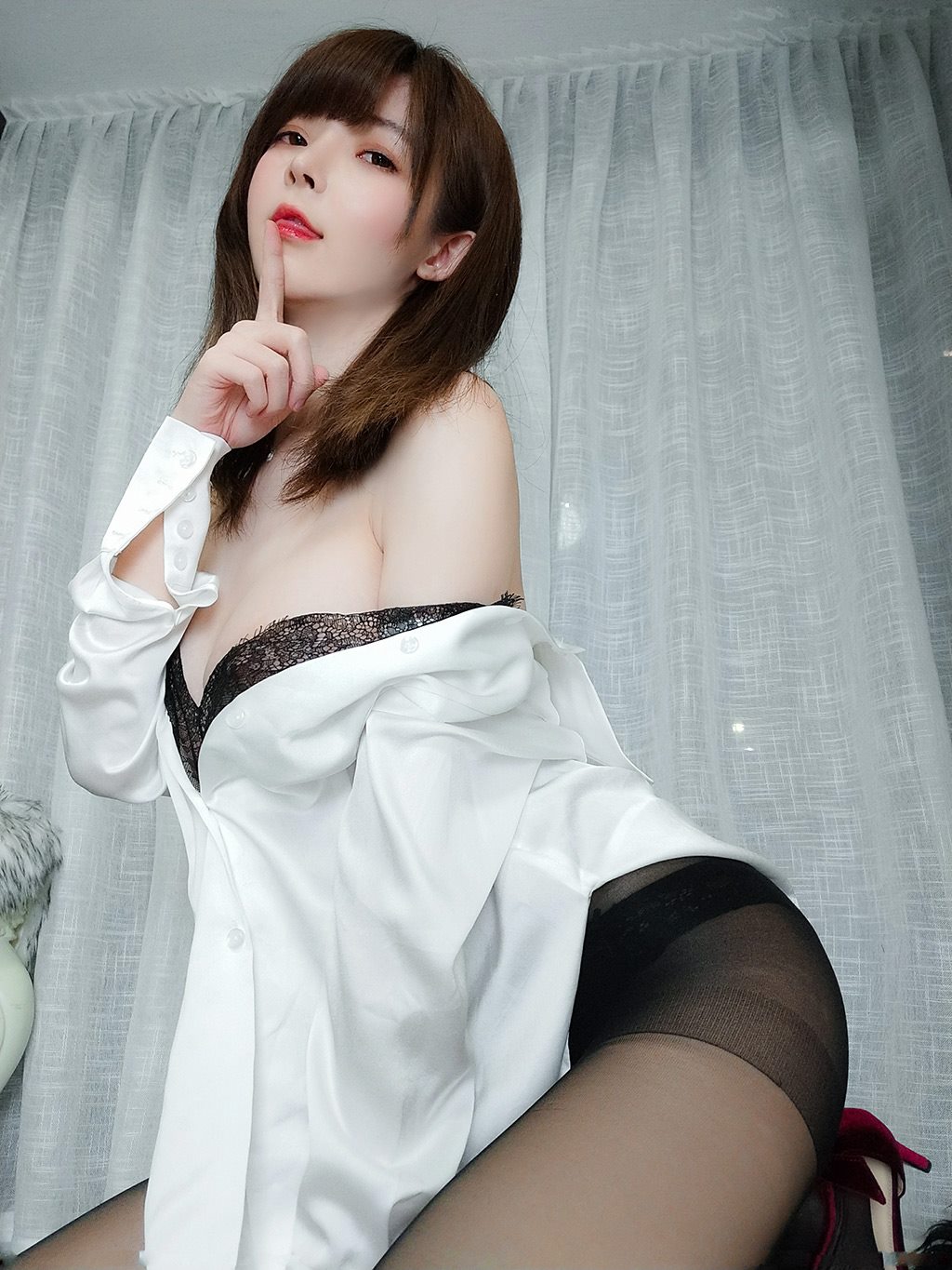 约会网红女友一小央泽黑色蕾丝内衣加黑丝美腿性感私房写真集
