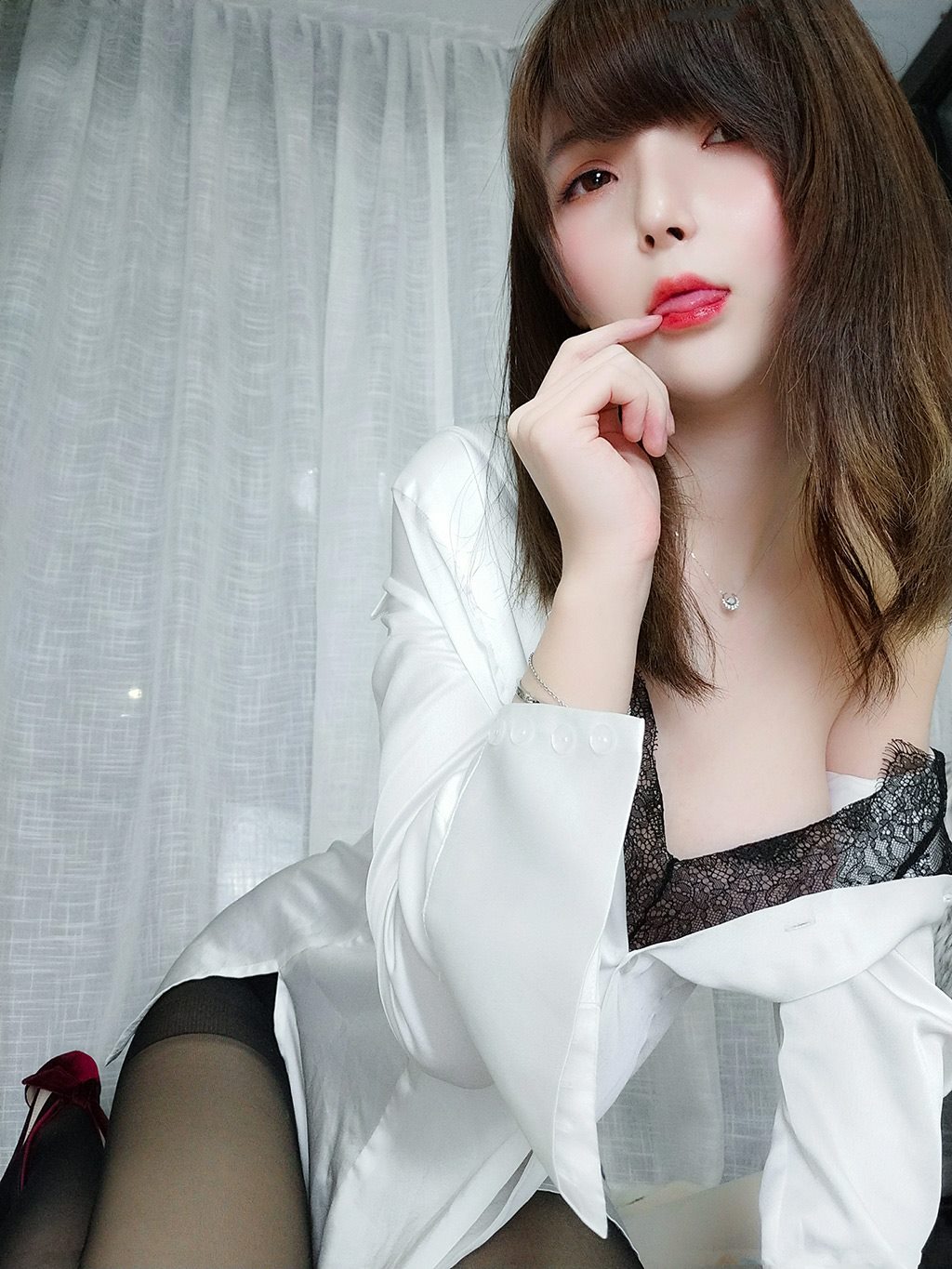 约会网红女友一小央泽黑色蕾丝内衣加黑丝美腿性感私房写真集