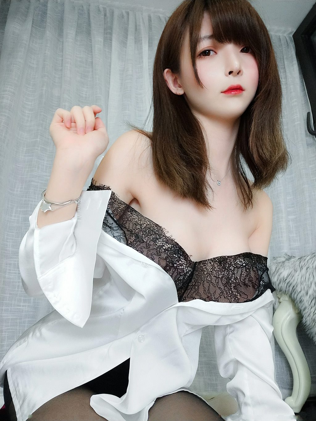 约会网红女友一小央泽黑色蕾丝内衣加黑丝美腿性感私房写真集