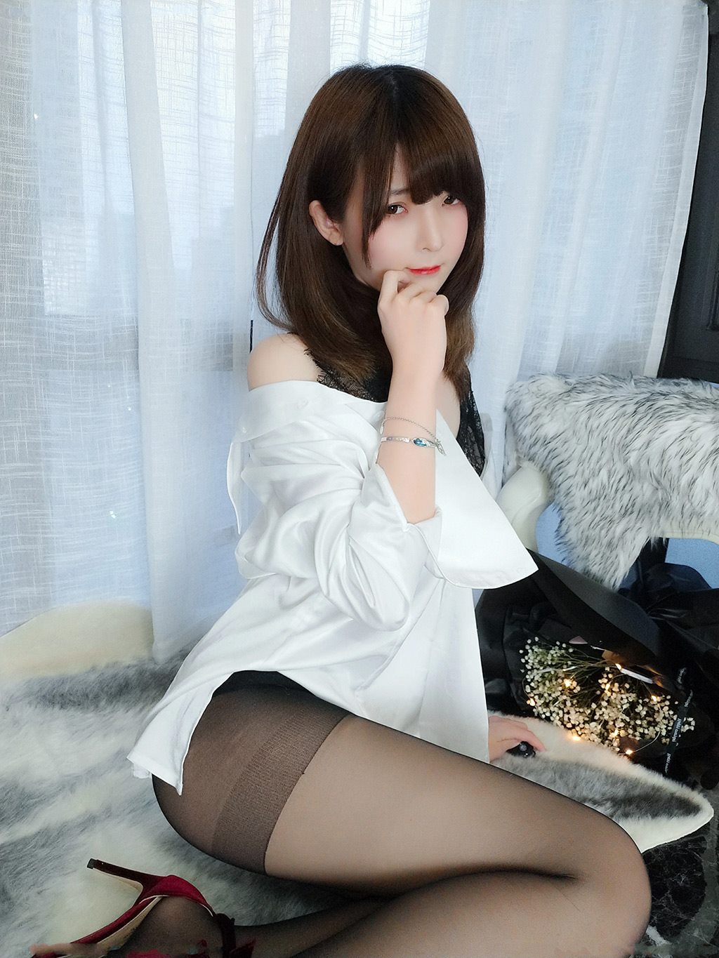 约会网红女友一小央泽黑色蕾丝内衣加黑丝美腿性感私房写真集