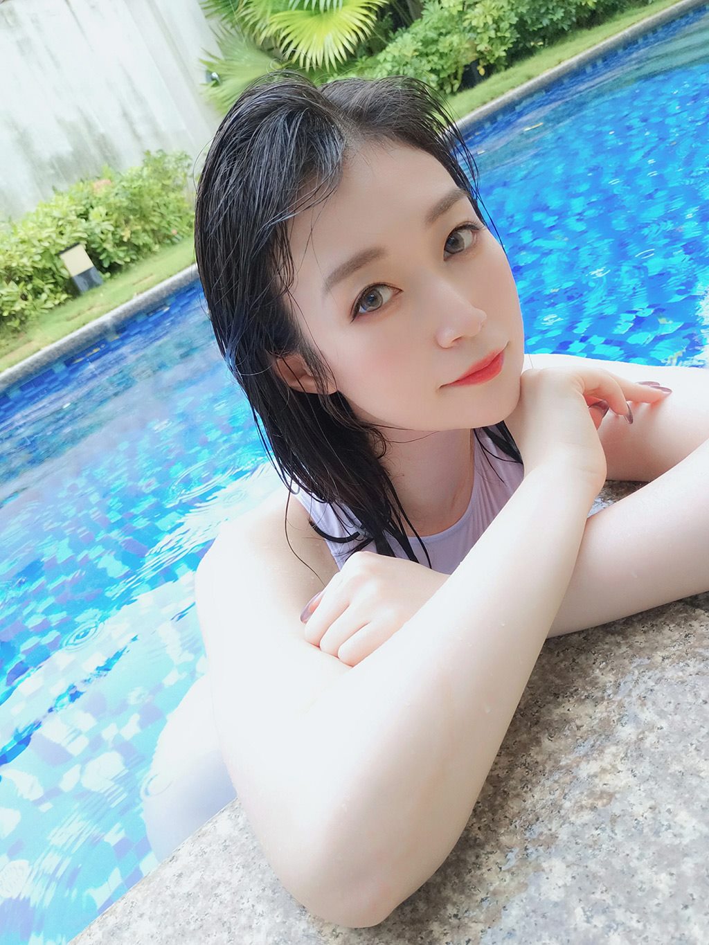 性感少女白银81白色连体比基尼泳装加丝袜美腿私房写真集