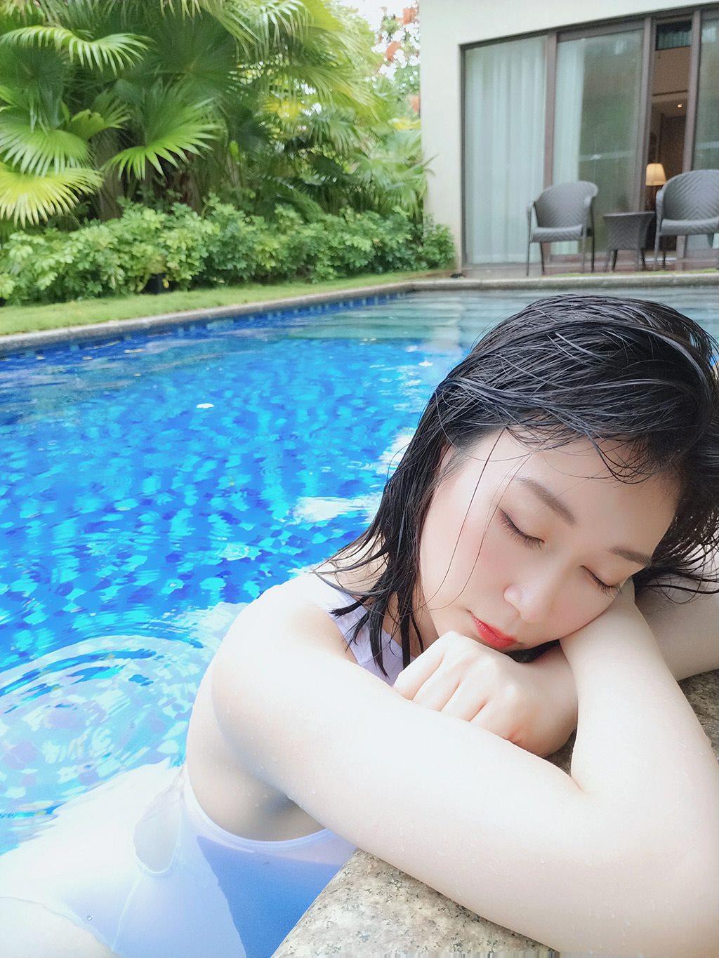 性感少女白银81白色连体比基尼泳装加丝袜美腿私房写真集