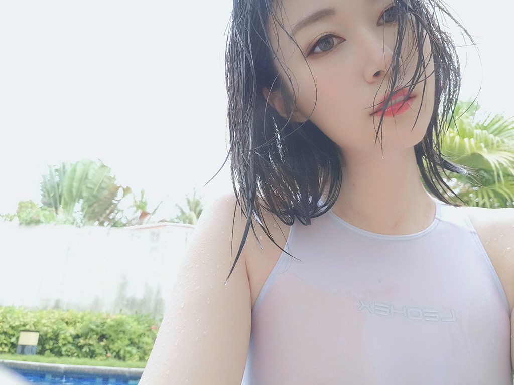 性感少女白银81白色连体比基尼泳装加丝袜美腿私房写真集