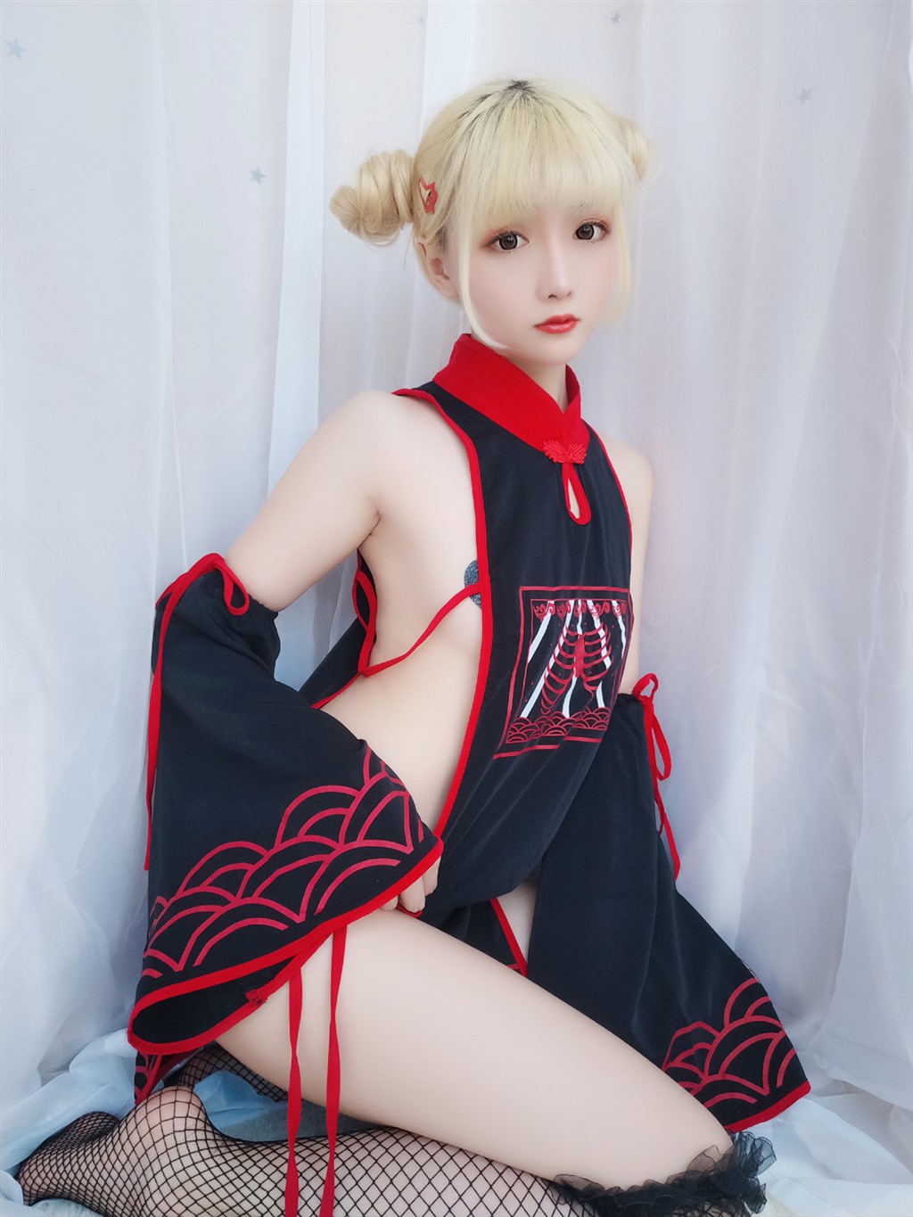 网红小萝莉星之迟迟幼齿僵尸包黑色情趣旗袍加黑色渔网袜性感私房写真集