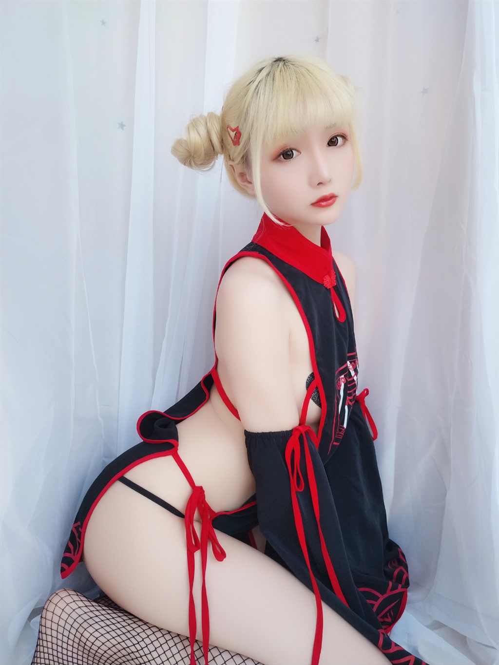 网红小萝莉星之迟迟幼齿僵尸包黑色情趣旗袍加黑色渔网袜性感私房写真集