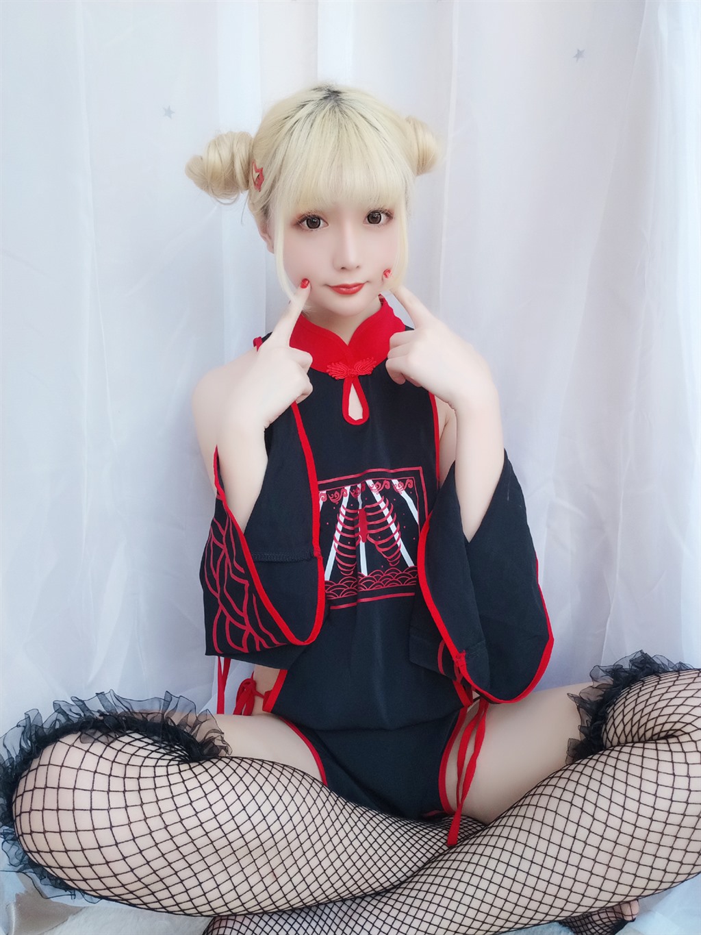 网红小萝莉星之迟迟幼齿僵尸包黑色情趣旗袍加黑色渔网袜性感私房写真集
