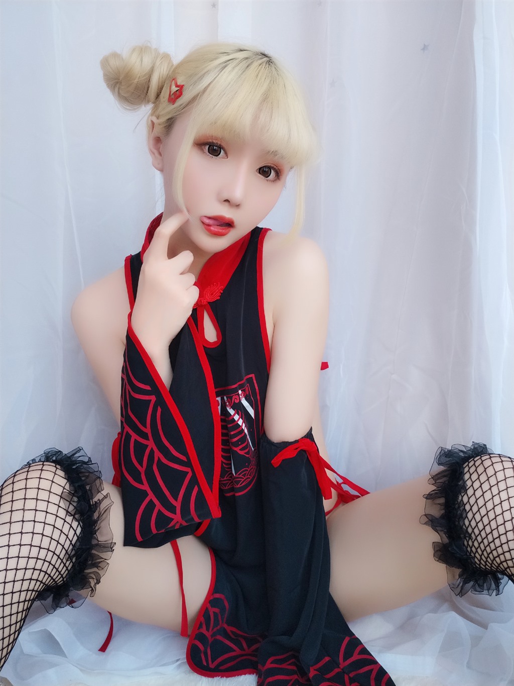 网红小萝莉星之迟迟幼齿僵尸包黑色情趣旗袍加黑色渔网袜性感私房写真集