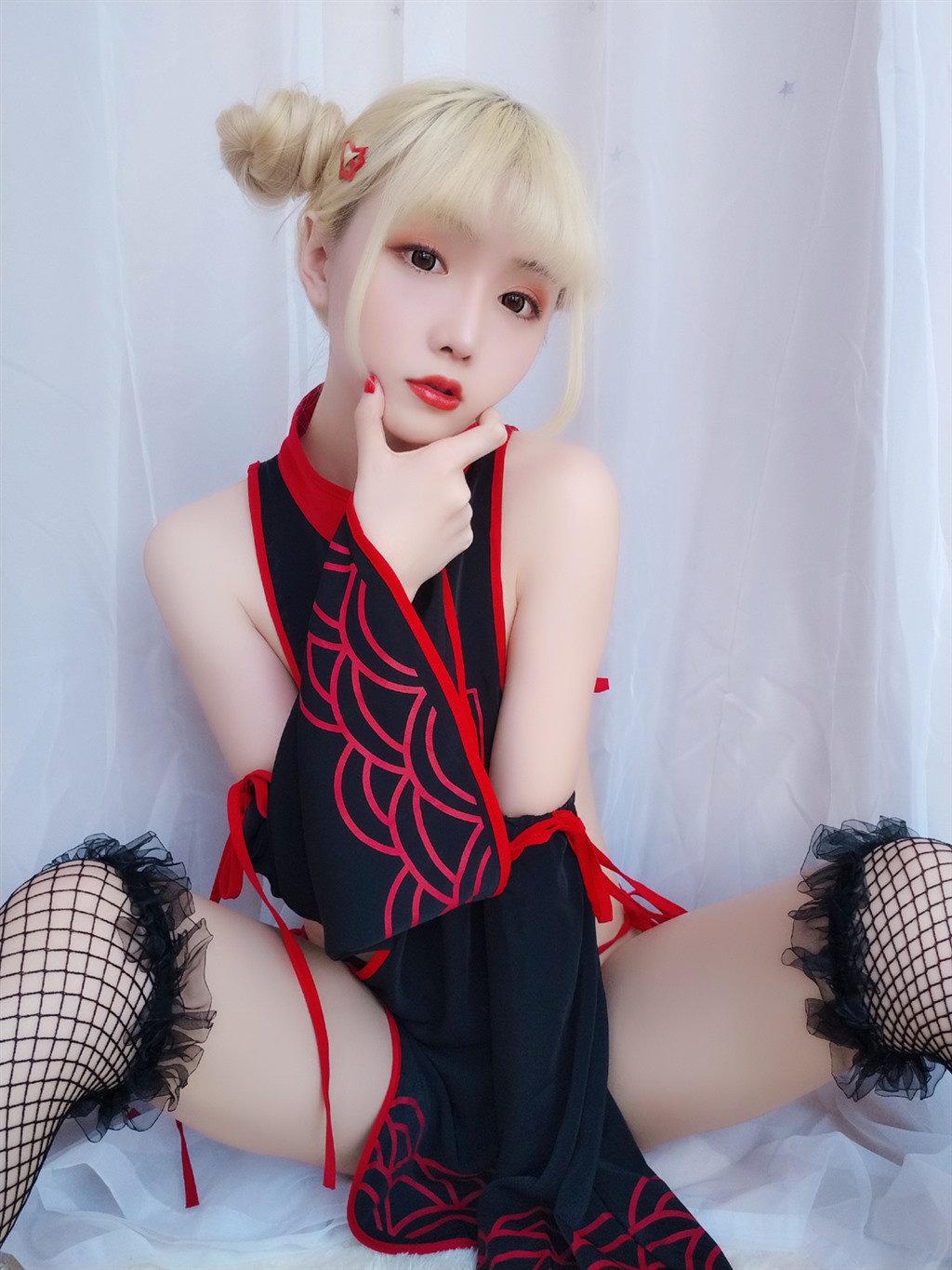 网红小萝莉星之迟迟幼齿僵尸包黑色情趣旗袍加黑色渔网袜性感私房写真集