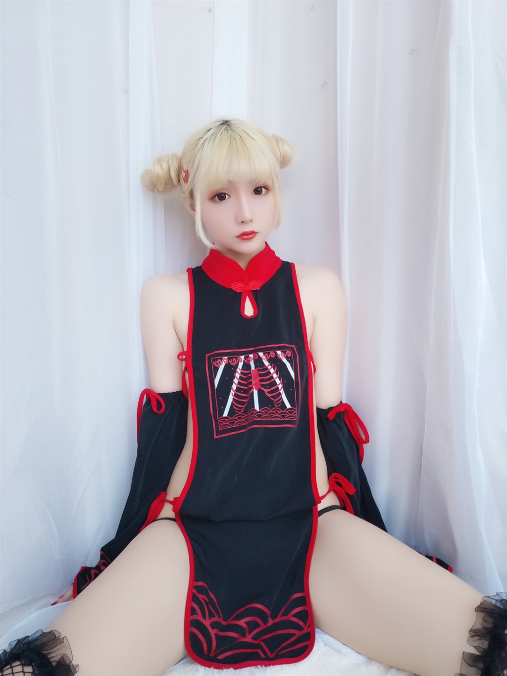 网红小萝莉星之迟迟幼齿僵尸包黑色情趣旗袍加黑色渔网袜性感私房写真集