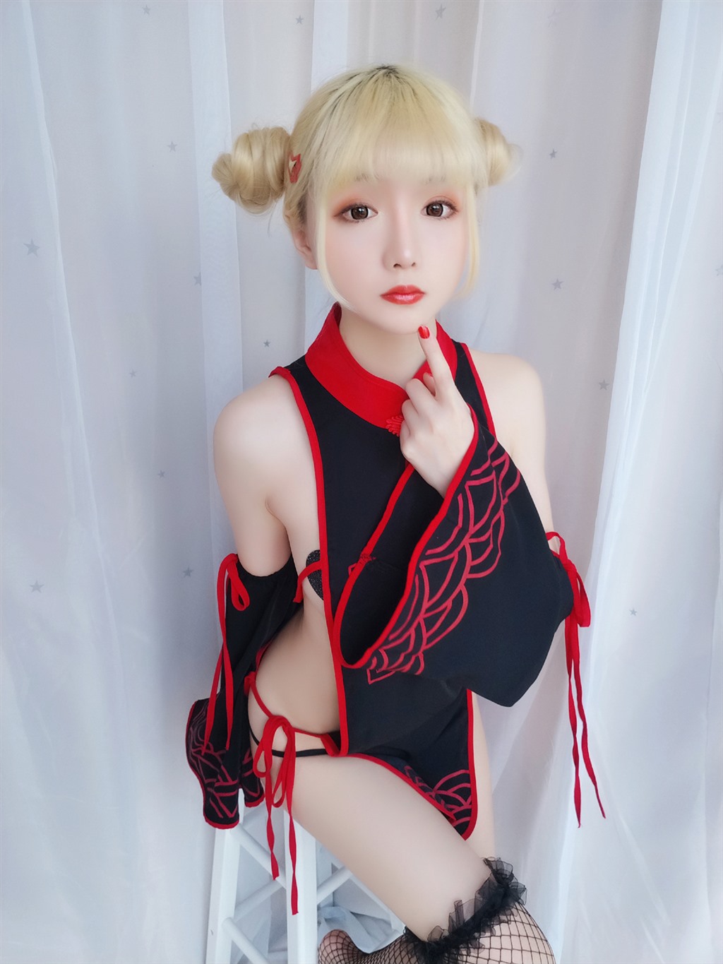 网红小萝莉星之迟迟幼齿僵尸包黑色情趣旗袍加黑色渔网袜性感私房写真集