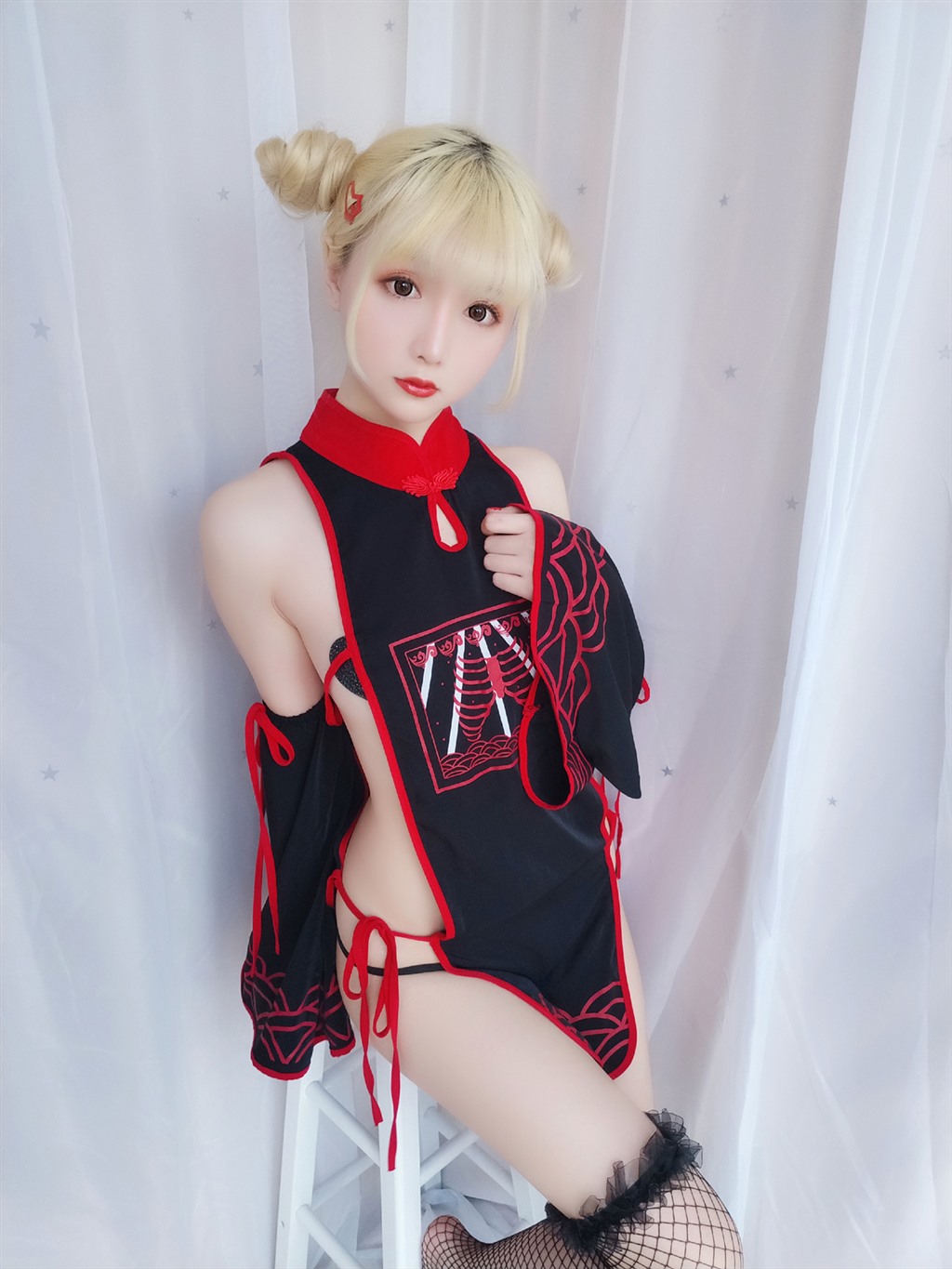 网红小萝莉星之迟迟幼齿僵尸包黑色情趣旗袍加黑色渔网袜性感私房写真集
