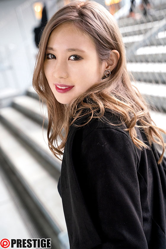隐藏版！E罩杯白皙美腿辣妹“柊可怜”不定期出没暗黑界！