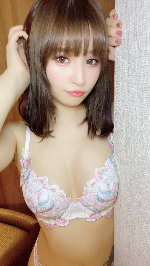 辣妹校正回归！E罩杯刺青美少女“叶月蕾菈”改名换造型狂吸上万粉丝回流！