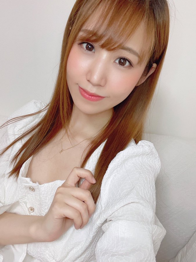 自拍高手!E罩杯气质美女“䌷莉绪”曾当过偶像兼声优、推特美照多到看不完!