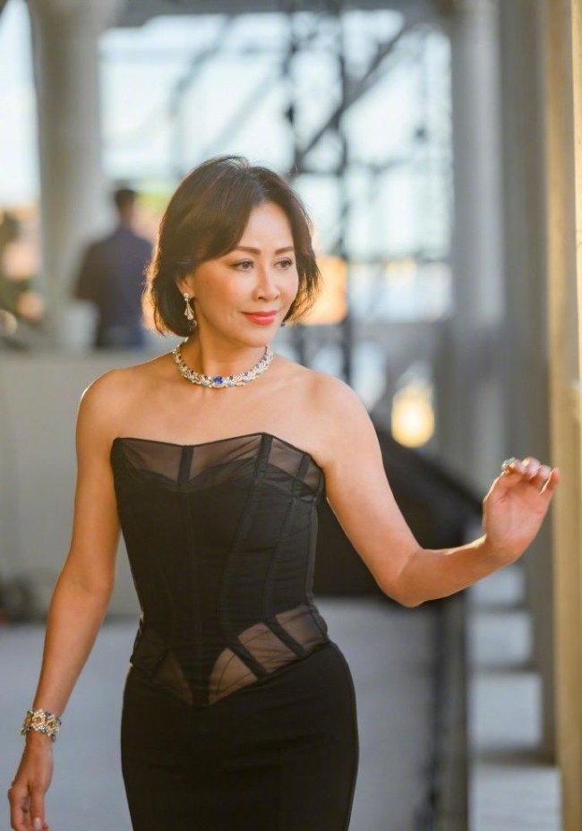 刘嘉玲杨洋同框合影 两人身着黑色套装优雅矜贵