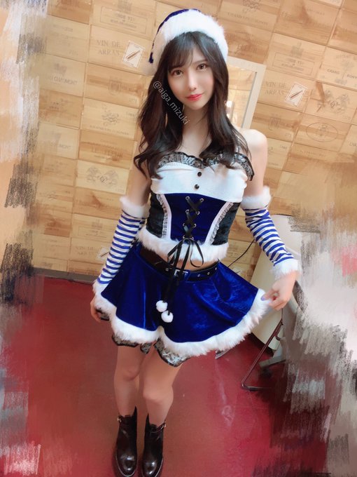 修长美腿! 雪白美少女「蓝芽水月」跨年夜放送火辣兔女郎装扮恭贺新喜!