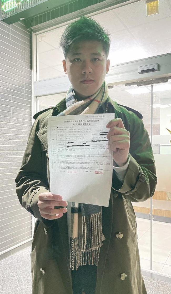 哈哈！葛斯齐汪小菲同框直播 吃一串糖葫芦被嗑CP