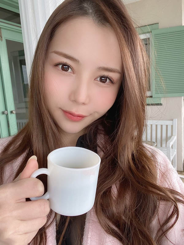 8头身雪白长腿！ F罩杯现役写真偶像「白峰美羽」AV出道！